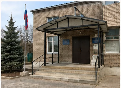 Вход в небольшое здание сельской администрации в Волгоградской области
